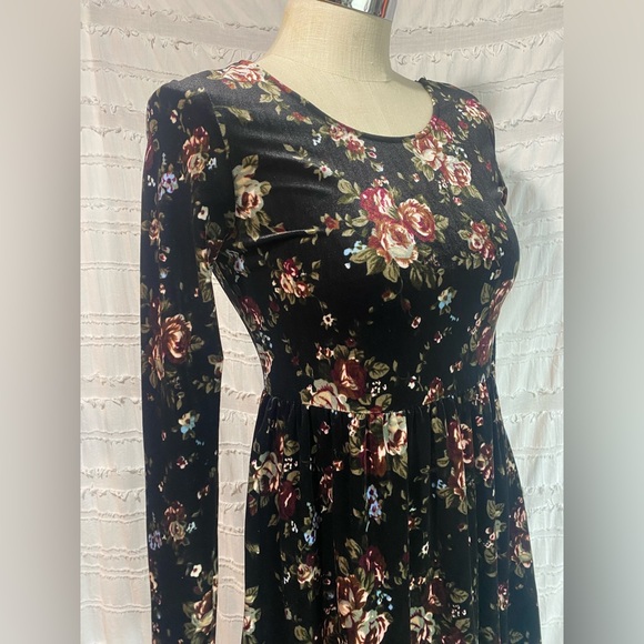 One Clothing Velvet Floral Dress - Picture 4 of 10